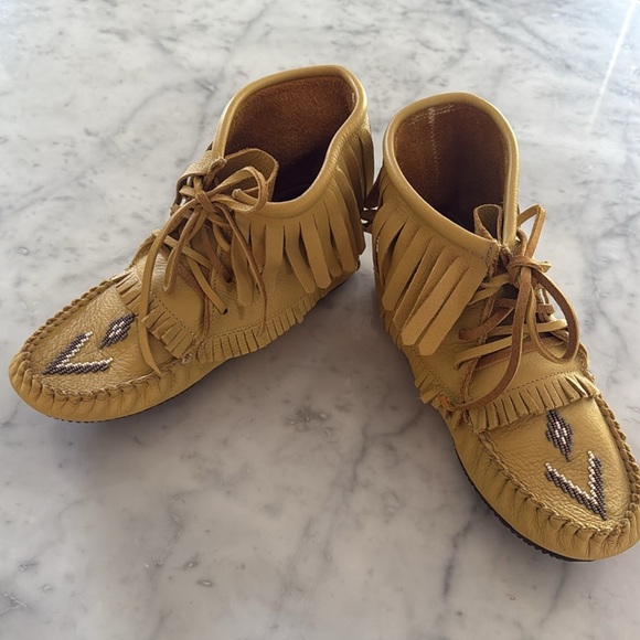 Manitobah Mukluks Unisex Indigenous Leather Moccasins Men’s 9 Women’s 11 - Picture 2 of 10